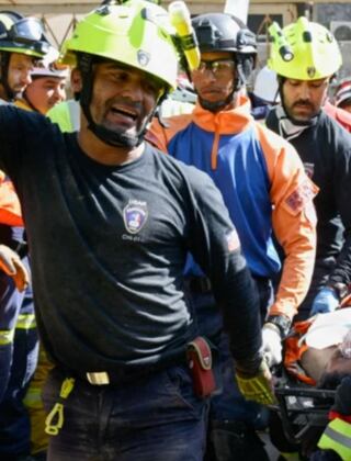 Impactantes imágenes del rescate de un vigilante que estuvo 8 días bajo los escombros tras los terremotos en Venezuela