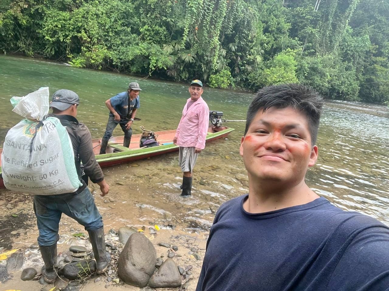 Alberth junto a otros trabajadores en la Reserva Comunal El Sira. Foto: Alberth Sánchez.