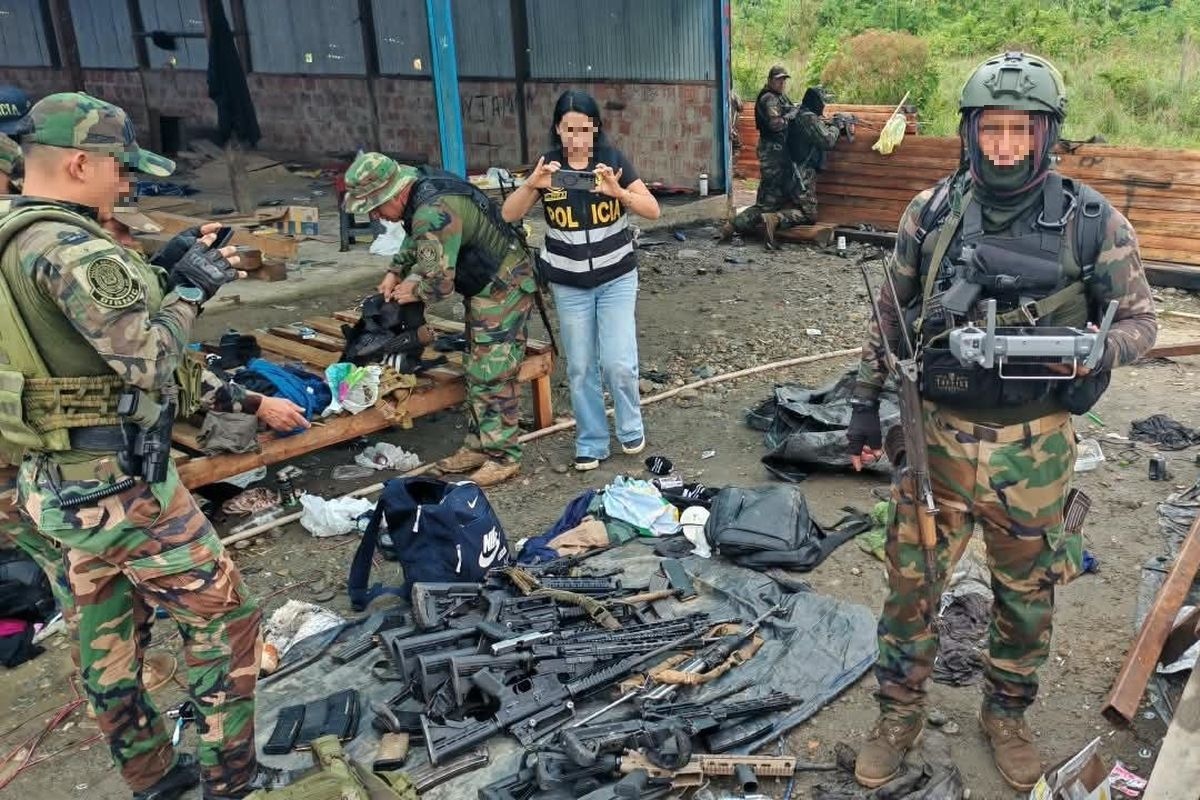 La Policía muestra el armamento incautado a los delincuentes en Madre de Dios.