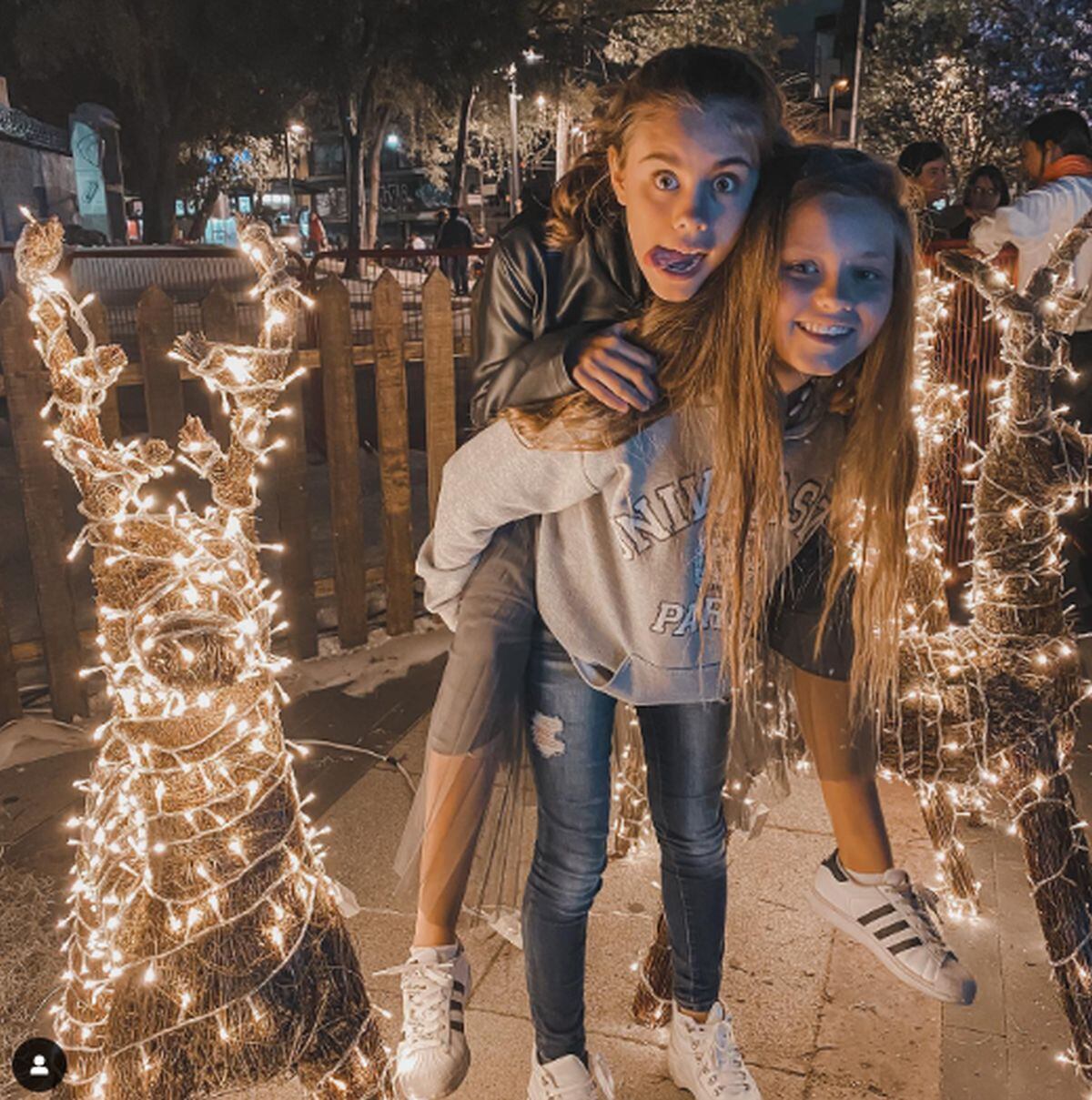 Isabella Tena y su hermana divirtiéndose en plenas fiestas navideñas (Foto: @nyusage / Instagram)