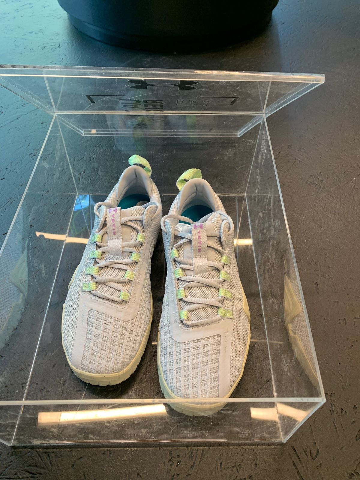 Gracias a su flexión estratégica, permite mayor concentración en cada repetición, serie y ráfaga cardiovascular.