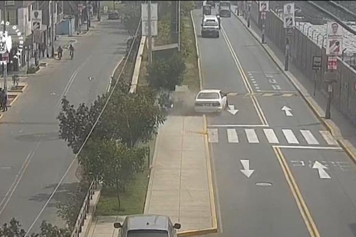 Tres escolares fueron atropellados en paradero.