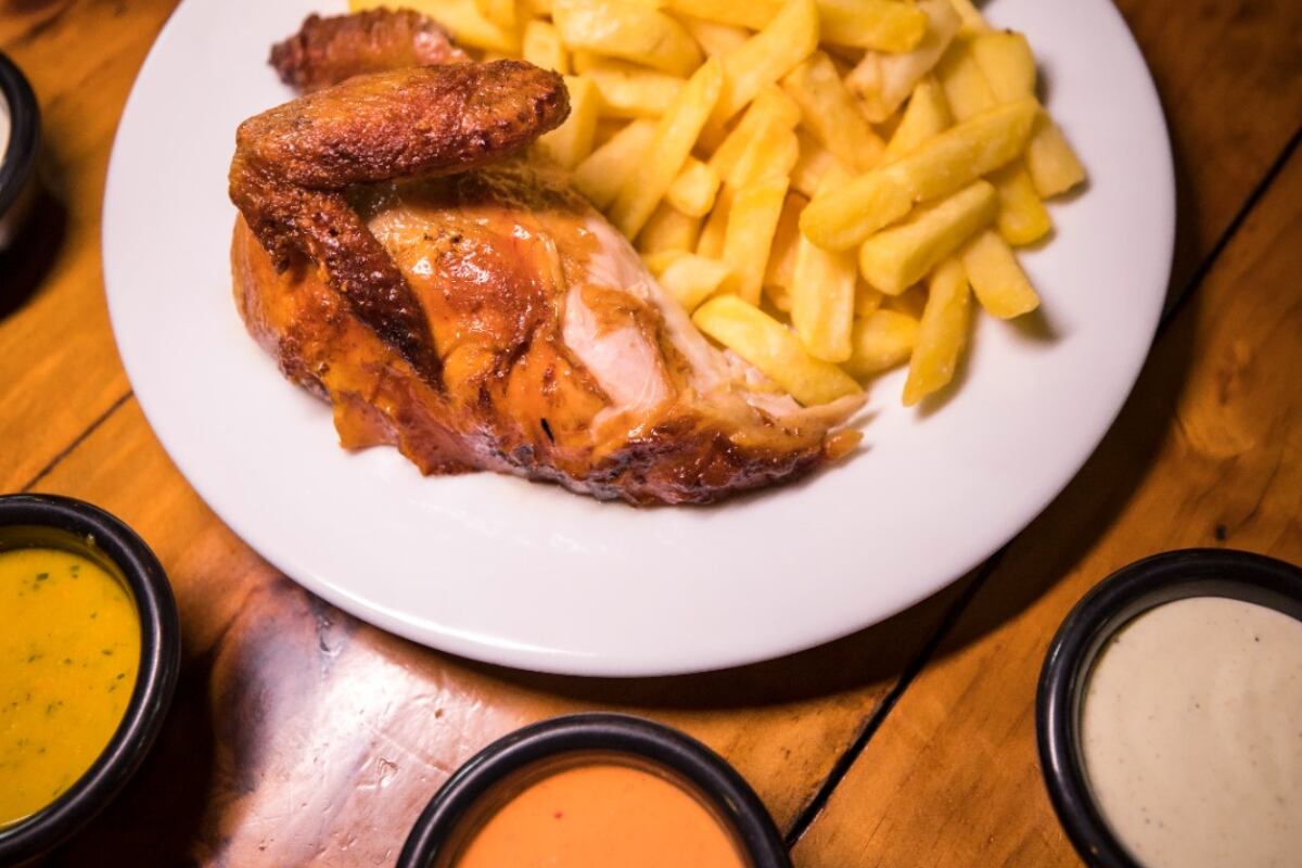 El favorito del local 'Donde Walter' es que el ave se marina con sal y cerveza rubia sin utilizar condimentos