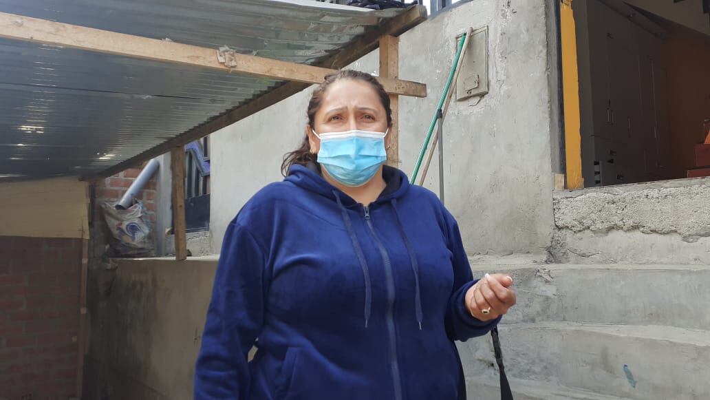 La prestamista de dinero, Milagros Conde Cribilleros (40) denunció que la mafia del ‘Loco Aroni’ arrojó una granada en su vivienda en venganza porque se negó a pagar 25 mil soles de una extorsión.