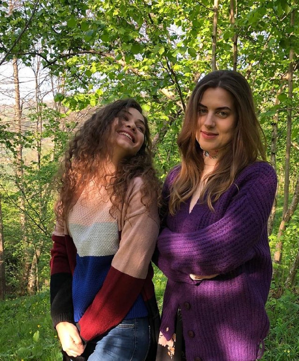 Belfu Benian, actriz de "Fugitiva", junto a Cagla Ozavci (Foto: Belfu Benian/ Instagram)