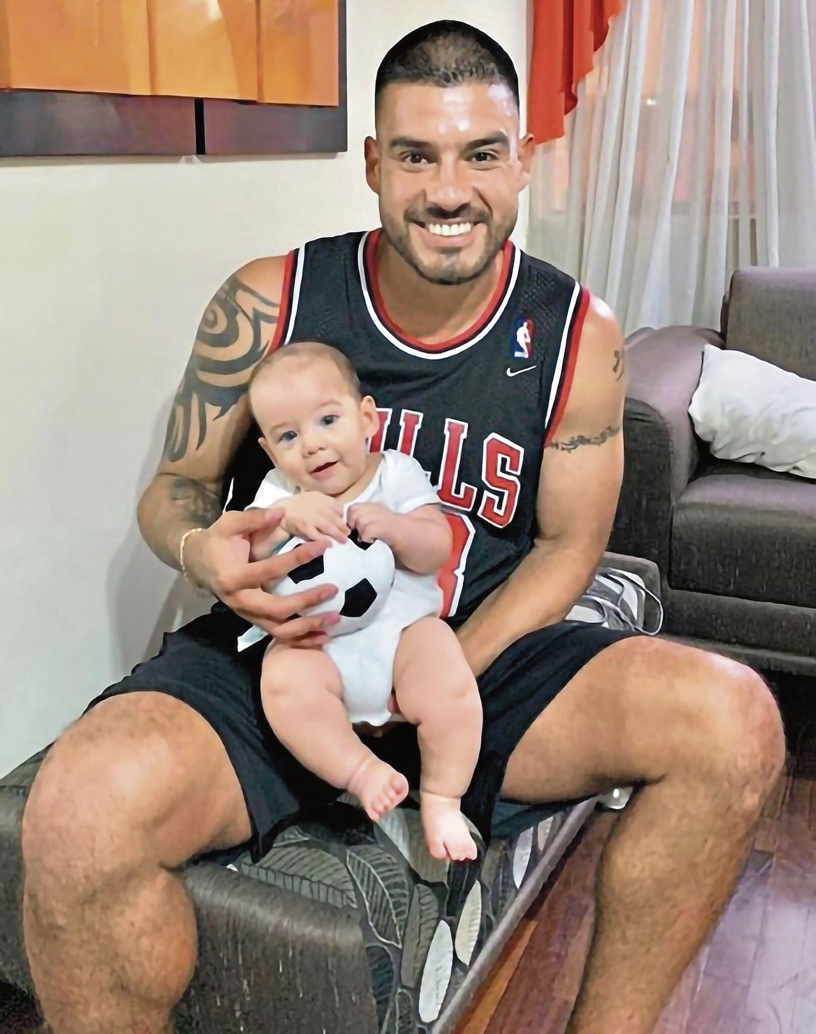 Erick Delgado presentó a su pequeño hijo