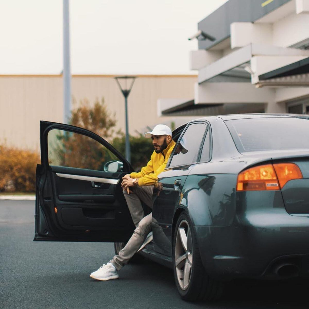 Tiene a todos su autos en su amplio garaje en su mansión en Madrid (Foto: Karim Benzema / Instagram)