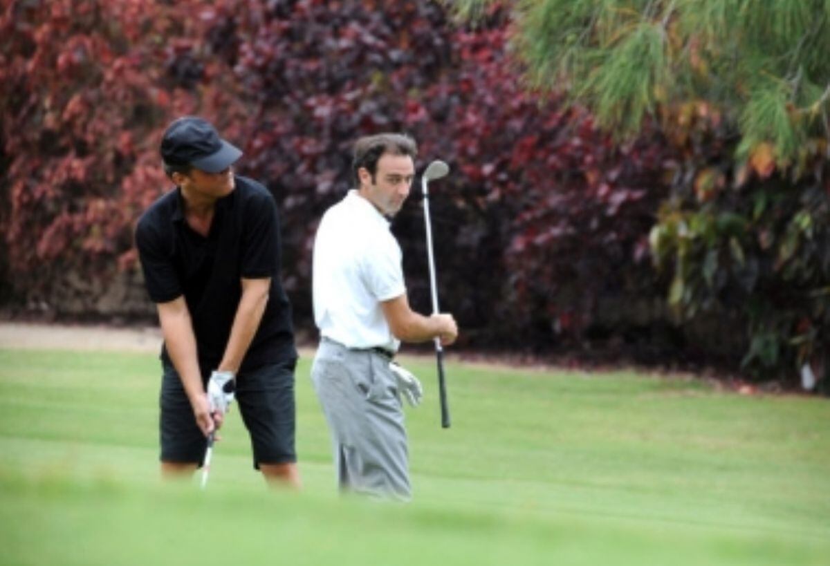Luis Miguel y Enrique Ponce jugando golf hace unos años (Foto: Revista ¡Hola!)
