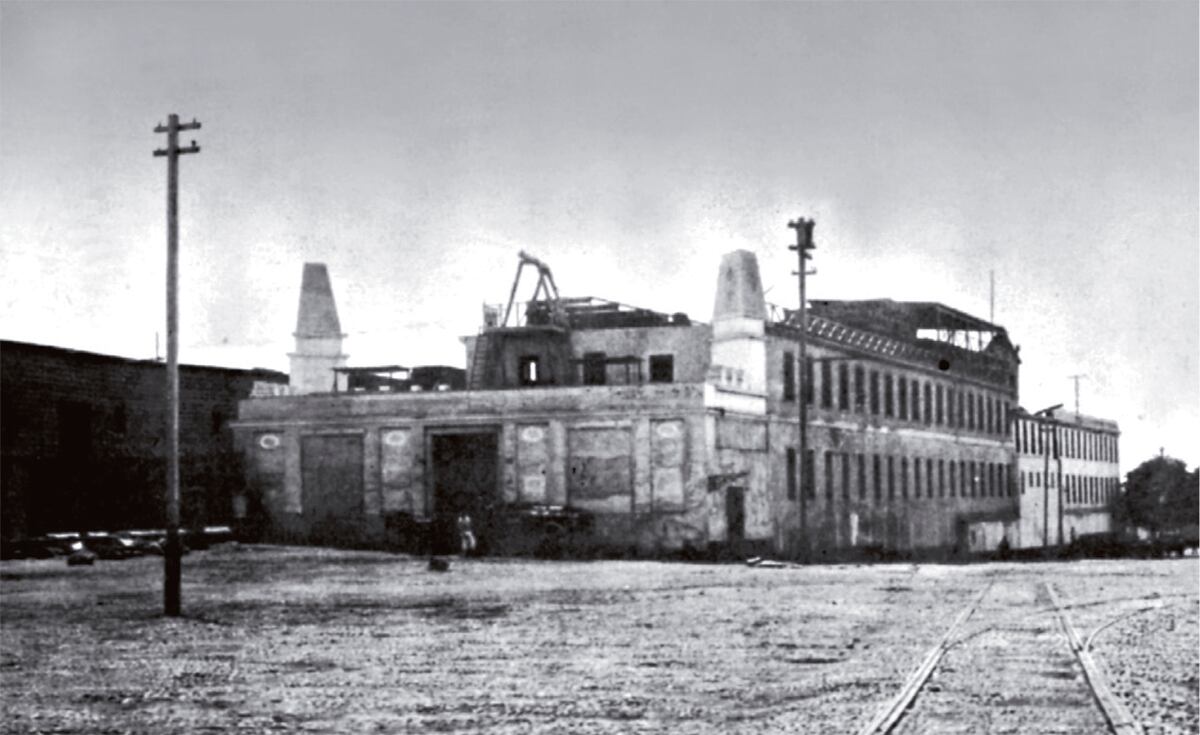 Foto histórica de 1896, publicada en "El Perú Ilustrado", donde se muestra la fachada como cervecería y fábrica de hielo de los socios Backus y Johnston.