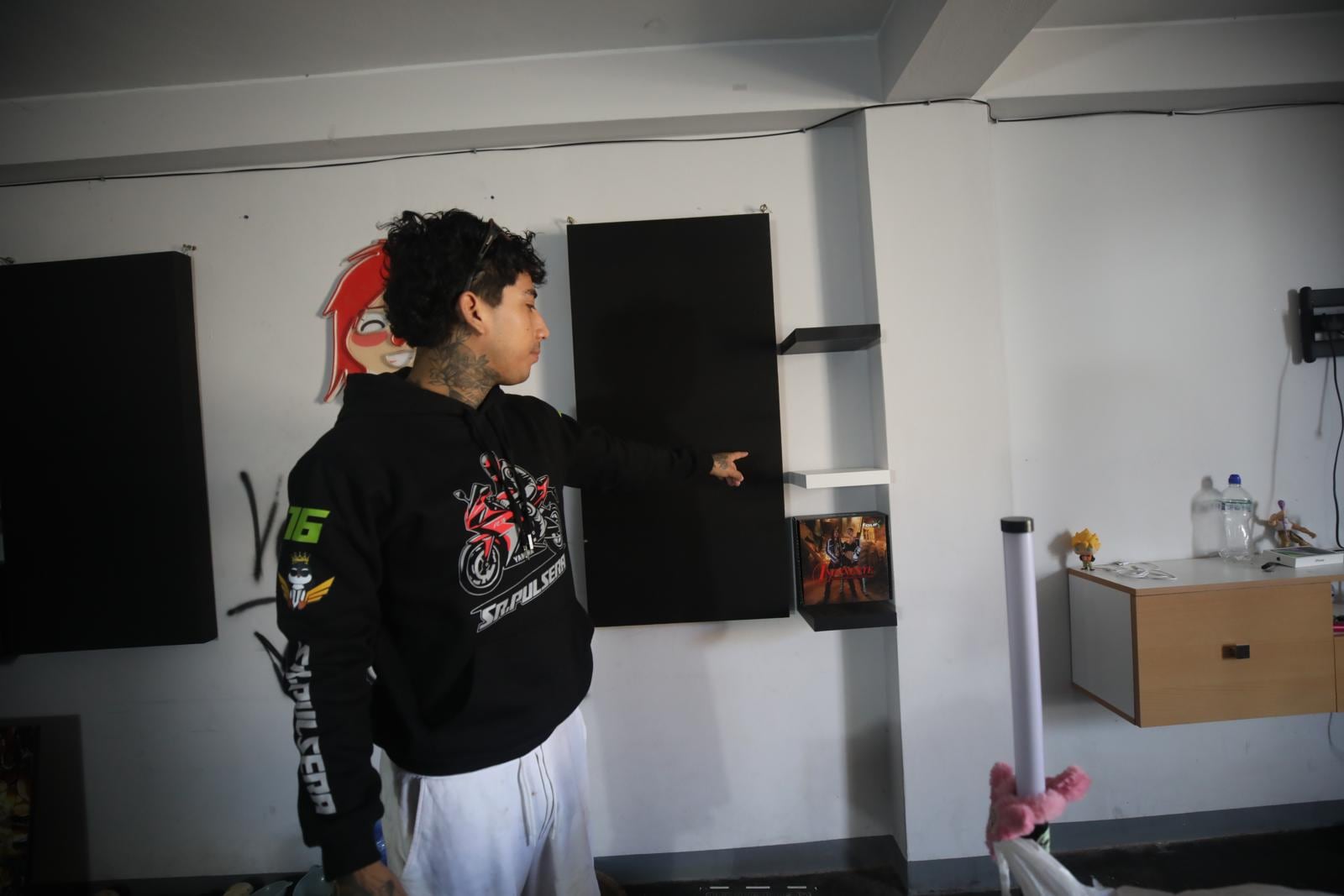 Sobre estas plataformas se encontraban muñecos de colección de Dragon Ball. | Foto: Diana Marcelo / Diario Trome