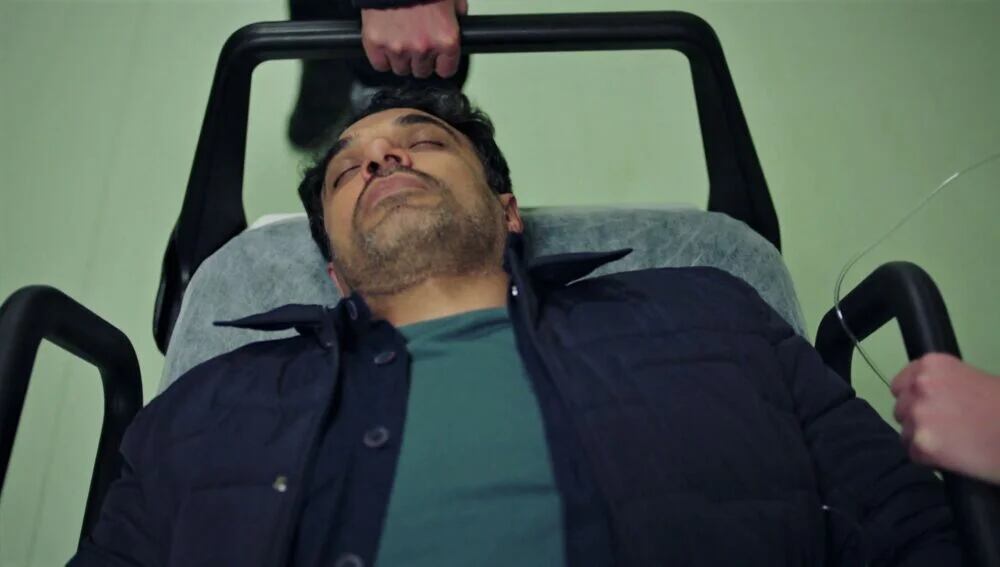 Eren es apuñalado en la telenovela turca "Secretos de familia" (Foto: Ay Yapım)