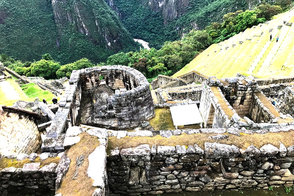 Algunos expertos parecen haber descartado, en cambio, un supuesto carácter militar, por lo que los populares calificativos de «fortaleza» o «ciudadela» podrían haber sido superados. Machu Picchu es considerada al mismo tiempo una obra maestra de la arquitectura y la ingeniería. Sus peculiares características arquitectónicas y paisajistas, y el velo de misterio que ha tejido a su alrededor buena parte de la literatura publicada sobre el sitio, lo han convertido en uno de los destinos turísticos más populares del planeta.