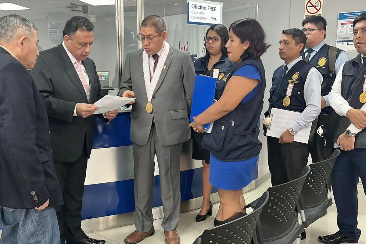 Fiscalía Supraprovincial Anticorrupción (Primer Despacho) en diligencia en oficinas de ONPE. Foto: Ministerio Público
