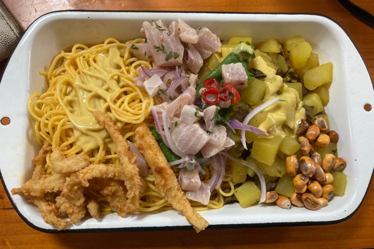 Llegan de todos los distritos a probar su famoso combinado de ceviche, chanfanita, tallarines y huancaína.