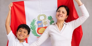 Los padres son el primer referente y sus comportamientos influyen en la forma en que los chicos aprenden a valorar sus raíces y su entorno. Foto: IA/iStock
