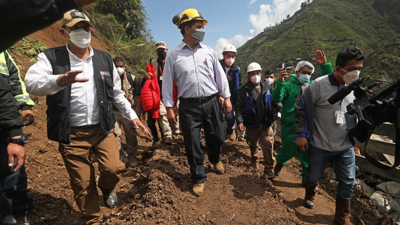 Presidente Pedro Castillo llegó hasta la zona de emergencia, el centro poblado de Retamas, tras el deslizamiento de tierra. (Foto: @presidenciaperu)