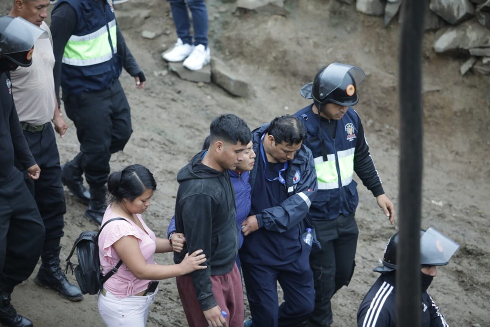 Retiran el cuerpo del menor de cuatro años sepultado dentro de su casa en Comas. Foto: britanie Arroyo/@photo.gec