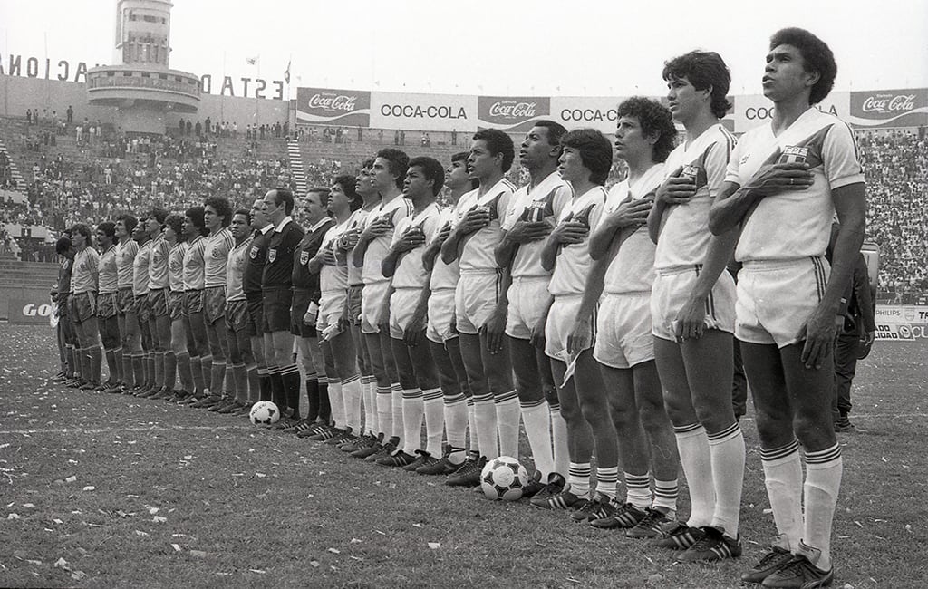 SELECCION PERUANA DE FUTBOL VS SELECCION DE COLOMBIA. 09-06-1985. ELIMINATORIAS 1985.RUBEN DIAZ, EUSEBIO ACASUZO, JAVIER CHIRINOS, JULIO CESAR URIBE, HUGO GASTULO, LEO ROJAS, GERONIMO BARBADILLO, JORGE HIRANO, CESAR CUETO, FRANCO NAVARRO, JORGE OLAECHEA.