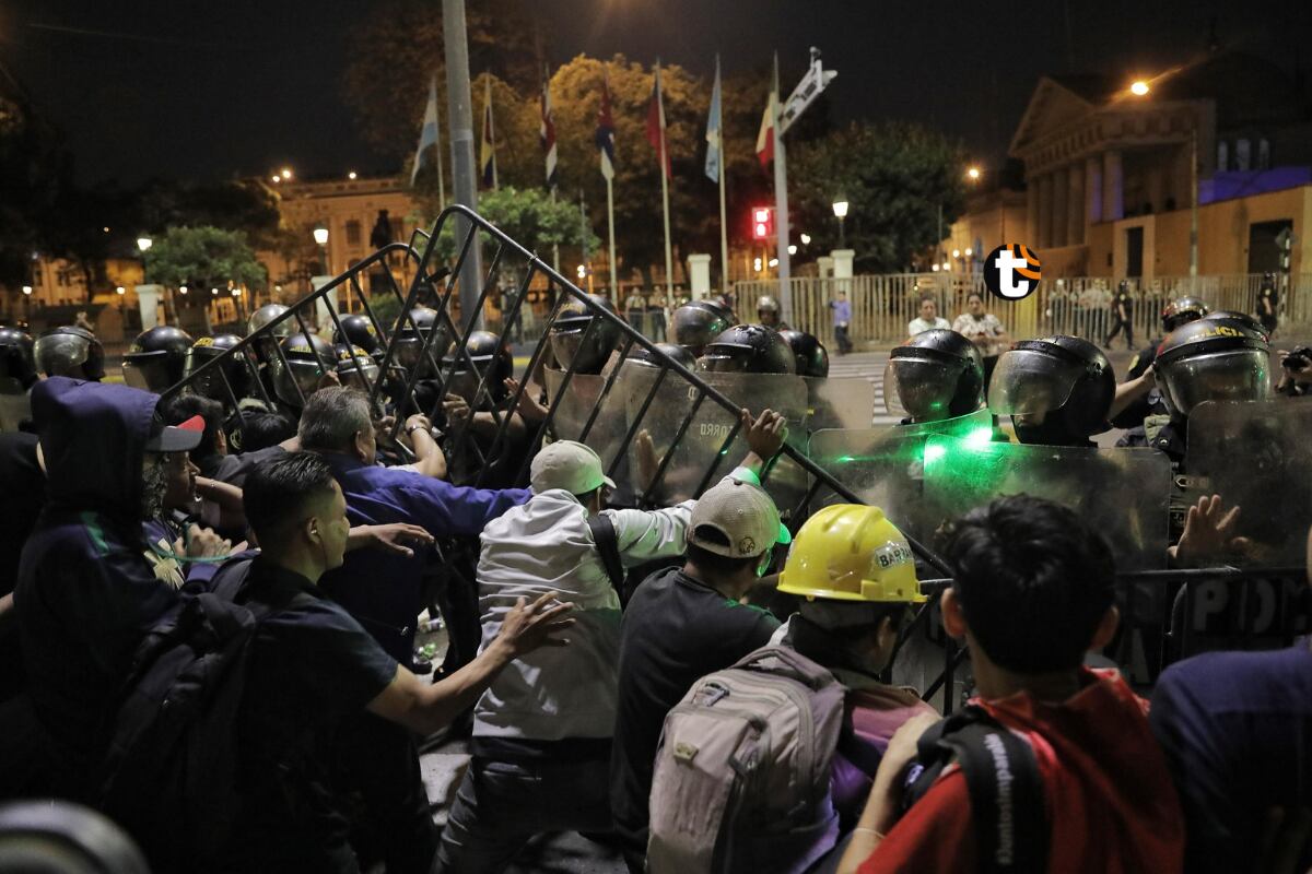 La ciudadanía y artistas se unieron en una Marcha por la Paz para exigir a las autoridades poner freno a la delincuencia. (@gec)