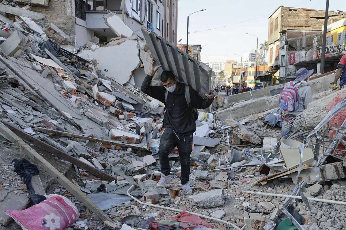 Edificios y casas afectadas este martes en Pereira (Colombia), tras un terremoto de magnitud 7,4 que sacudió al país | Foto: EFE/ Carlos Ortega