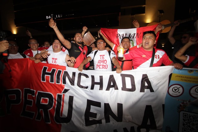 Hinchas peruanos en Paraguay realizaron el clásico banderazo y luego recogieron toda la basura que generaron. Foto: Alan Ramírez | Trome
