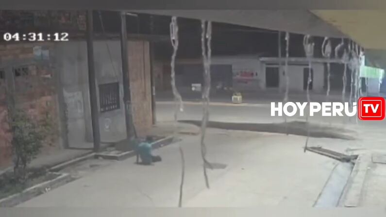 Ratero resultó con fractura en una de sus piernas tras lanzarse del segundo piso de pollería.