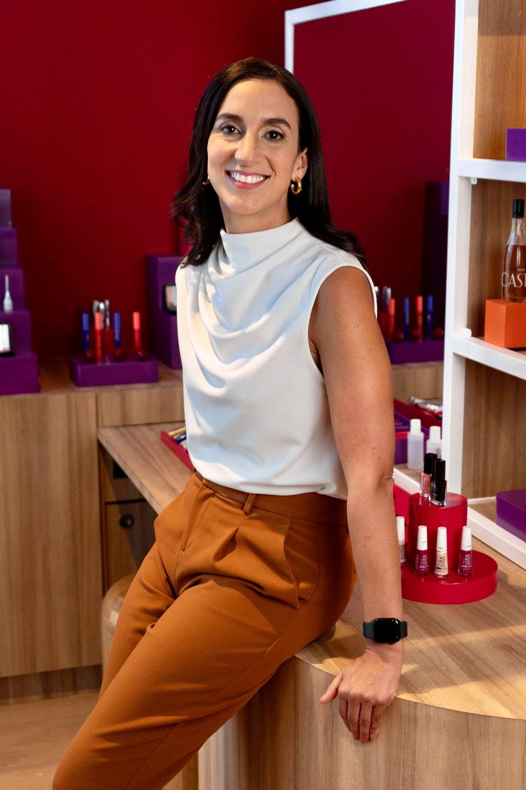 La gerente comercial comenta que la la marca también cuenta con tiendas en centros comerciales para hacerla visible.