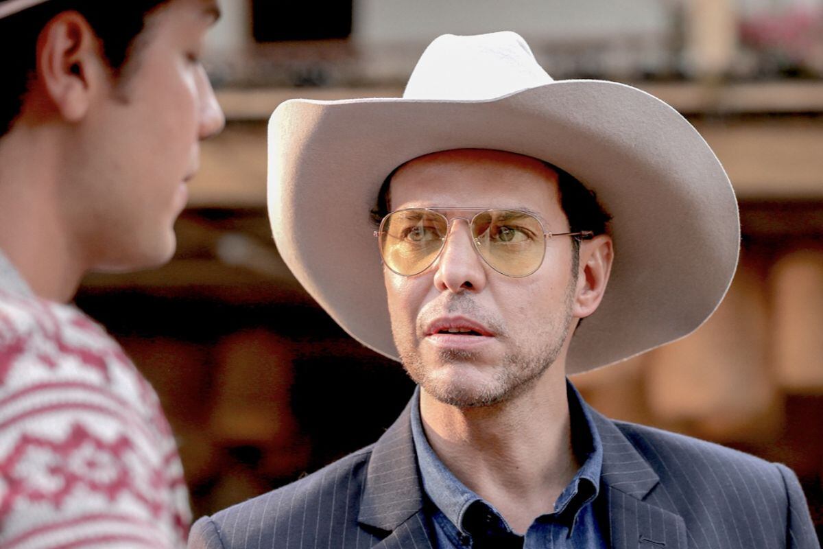 Óscar Reyes ayuda a los mellizos a descubrir qué pasó con el profesor Genaro Carreño y luego descubre que Jimena Elizondo fue envenenada (Foto: Telemundo)