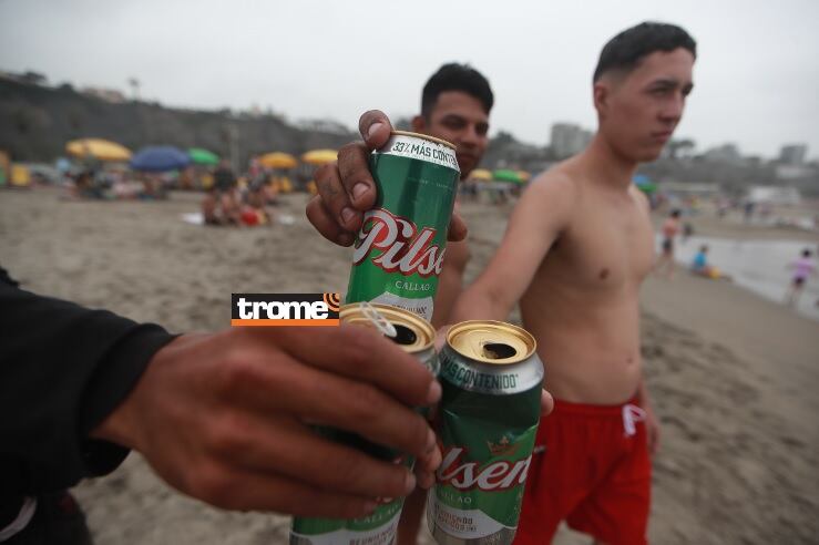 Aunque el día amaneció nublado, bañistas acudieron a playas para pasar el feriado. Disfrutaron platos marinos y hasta cervecitas celebrando el Día del Trabajo' (Isabel Medina / Fotos: Alessandro Currarino / Trome).