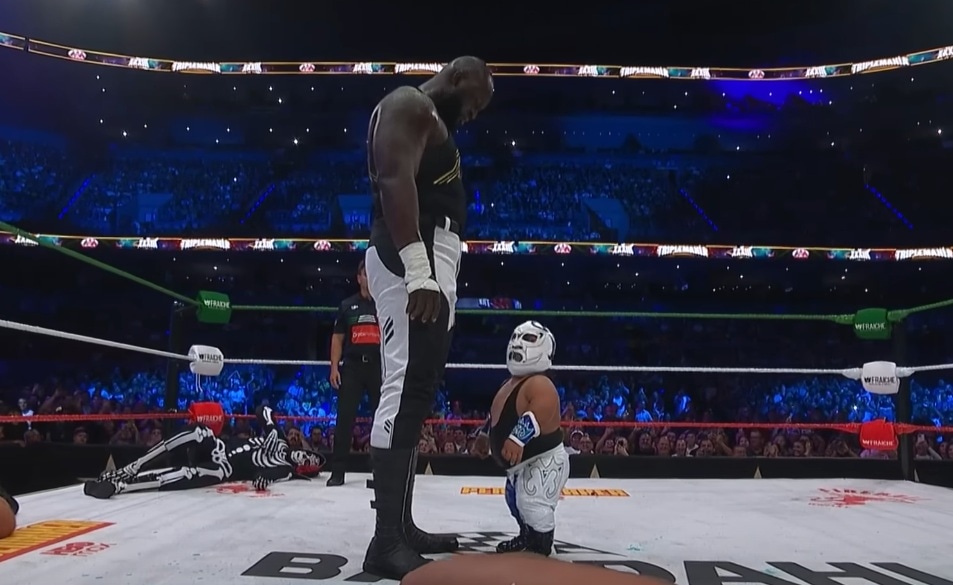 Duelo entre Omos y Microman encendió al público. (WWE)