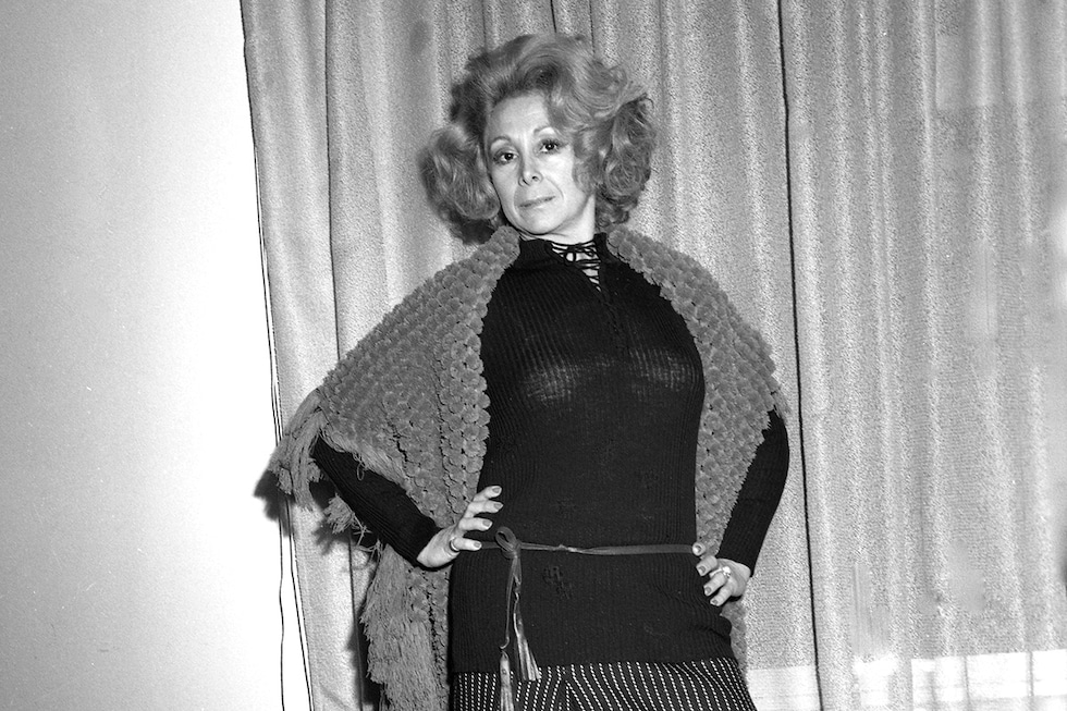 Arolinda Quiroga Gutiérrez, popularmente conocida como Linda Guzmán, dejó huellas profundas con su arte y profesionalismo. Su presencia en el ambiente artístico peruano, fue muy anecdótico. Ella llegó a Lima con la compañía teatral argentina de Nélida Quiroga que se disponía a debutar en el Teatro Segura. Precisamente poco antes del debut de la obra, una de las actrices jóvenes, debe viajar urgentemente de regreso a Argentina para resolver un tema personal.