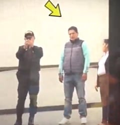 Hombre de chaleco que acompañó a Chibolín en su traslado al penal