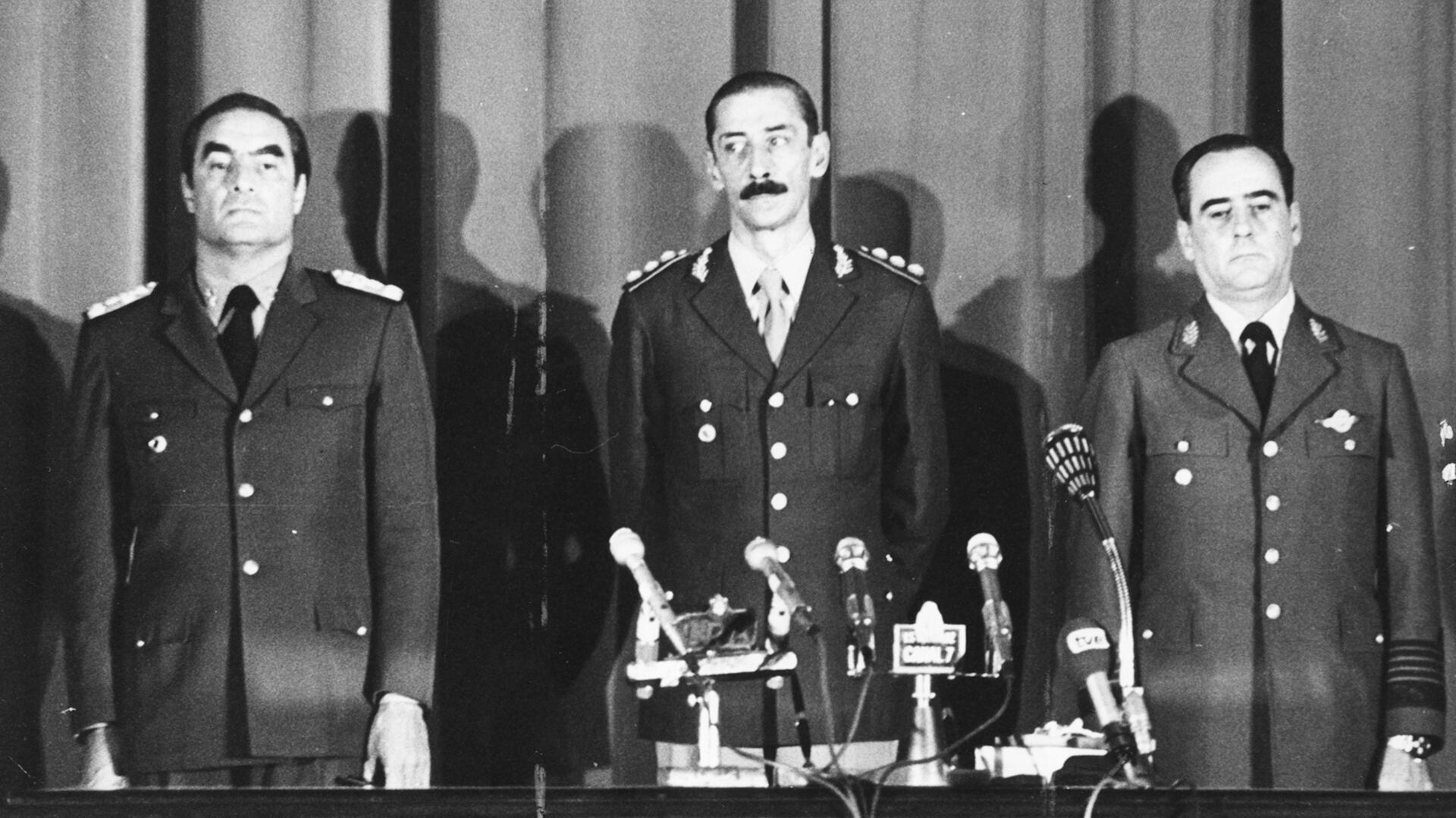 En 1985, dictan sentencia contra el dictador Jorge Rafael Videla, el exalmirante Emilio Eduardo Massera y el exgeneral Roberto Eduardo Viola.