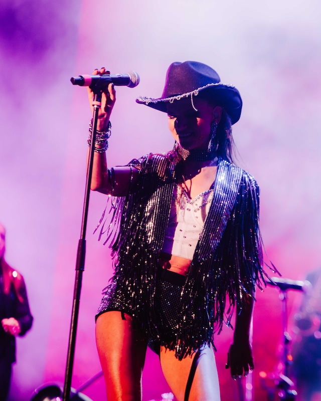 Camila Bordonaba cantanto en Lima con Errreway. / Foto: Masterlive.