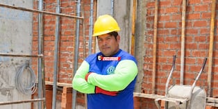 Empezó ayudando a su padre, también maestro de obra, y luego se animó a emprender por cuenta propia. Hoy está a punto de graduarse como ingeniero civil. Conoce su historia de esfuerzo y superación. Foto: Violeta Ayasta / Trome.