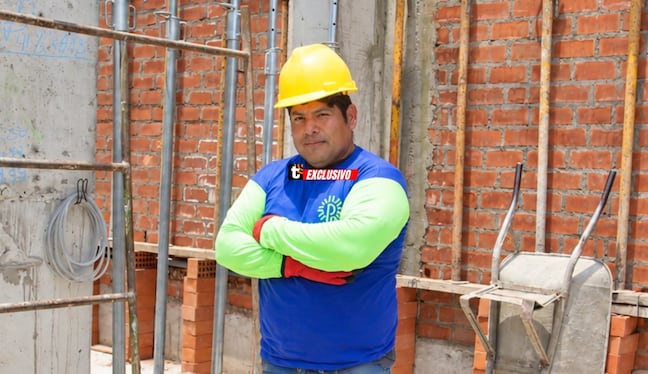 Empezó ayudando a su padre, también maestro de obra, y luego se animó a emprender por cuenta propia. Hoy está a punto de graduarse como ingeniero civil. Conoce su historia de esfuerzo y superación. Foto: Violeta Ayasta / Trome.