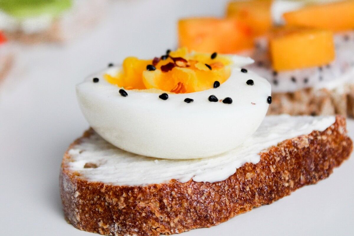 Es la fuente de proteínas por excelencia y moderadamente calórica. Las proteínas del huevo son de alto valor biológico, lo que significa que contienen todos los aminoácidos esenciales. (Foto: Pexels)