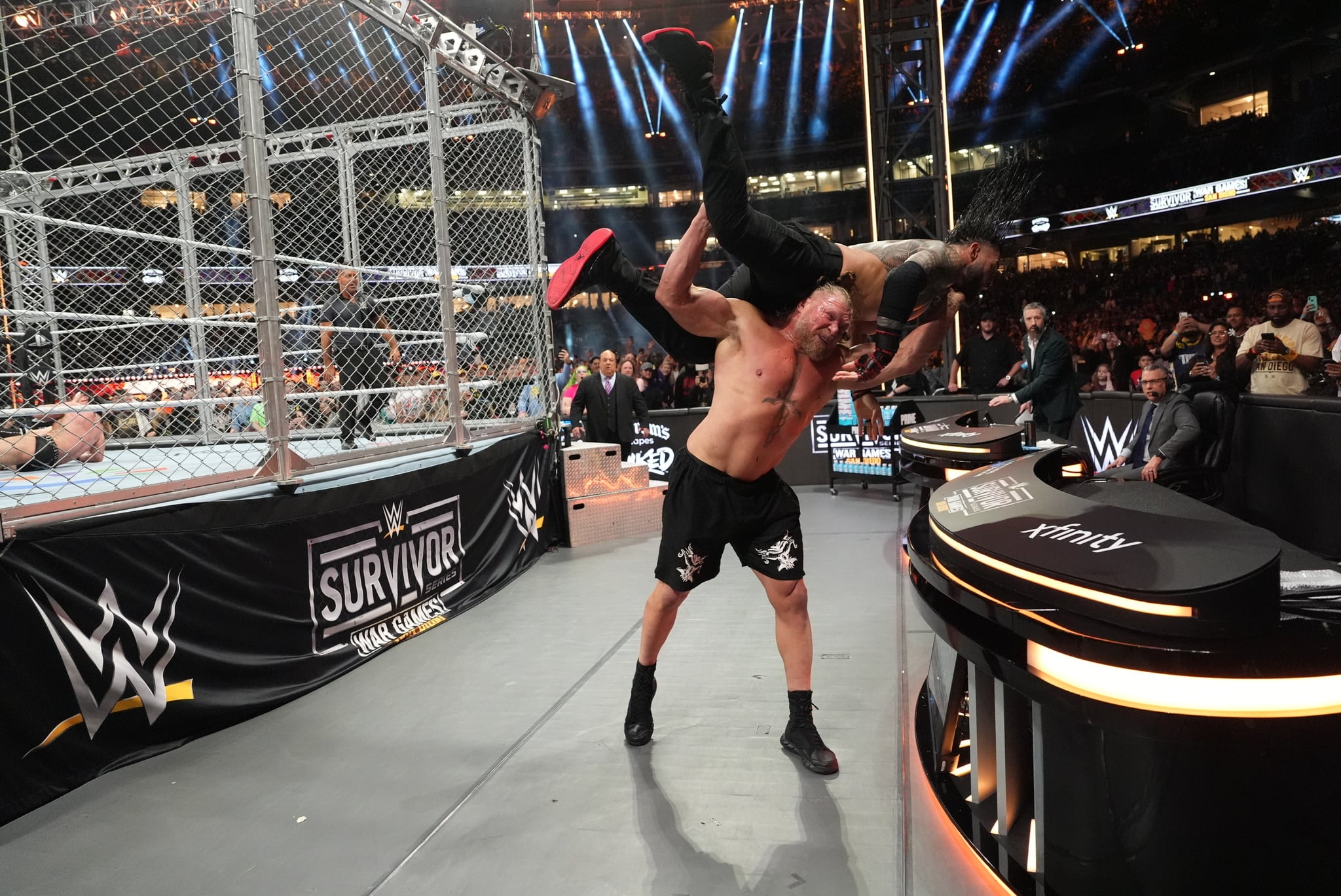 Misterioso personaje inclinó la balanza para los rudos. (WWE Corp)