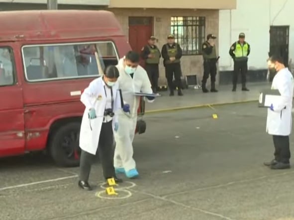 Delincuentes balearon combi cuando se desplazaba por el Callao. (Captura 24 Horas)
