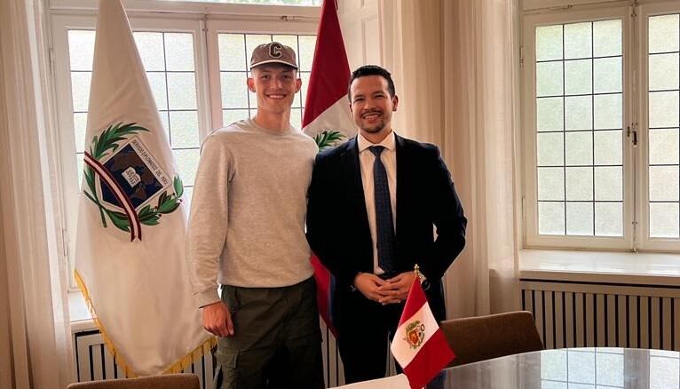 Oliver Sonne comenzó trámites para obtener DNI y pasaporte peruanos. (Foto: @PeruEnSuecia)