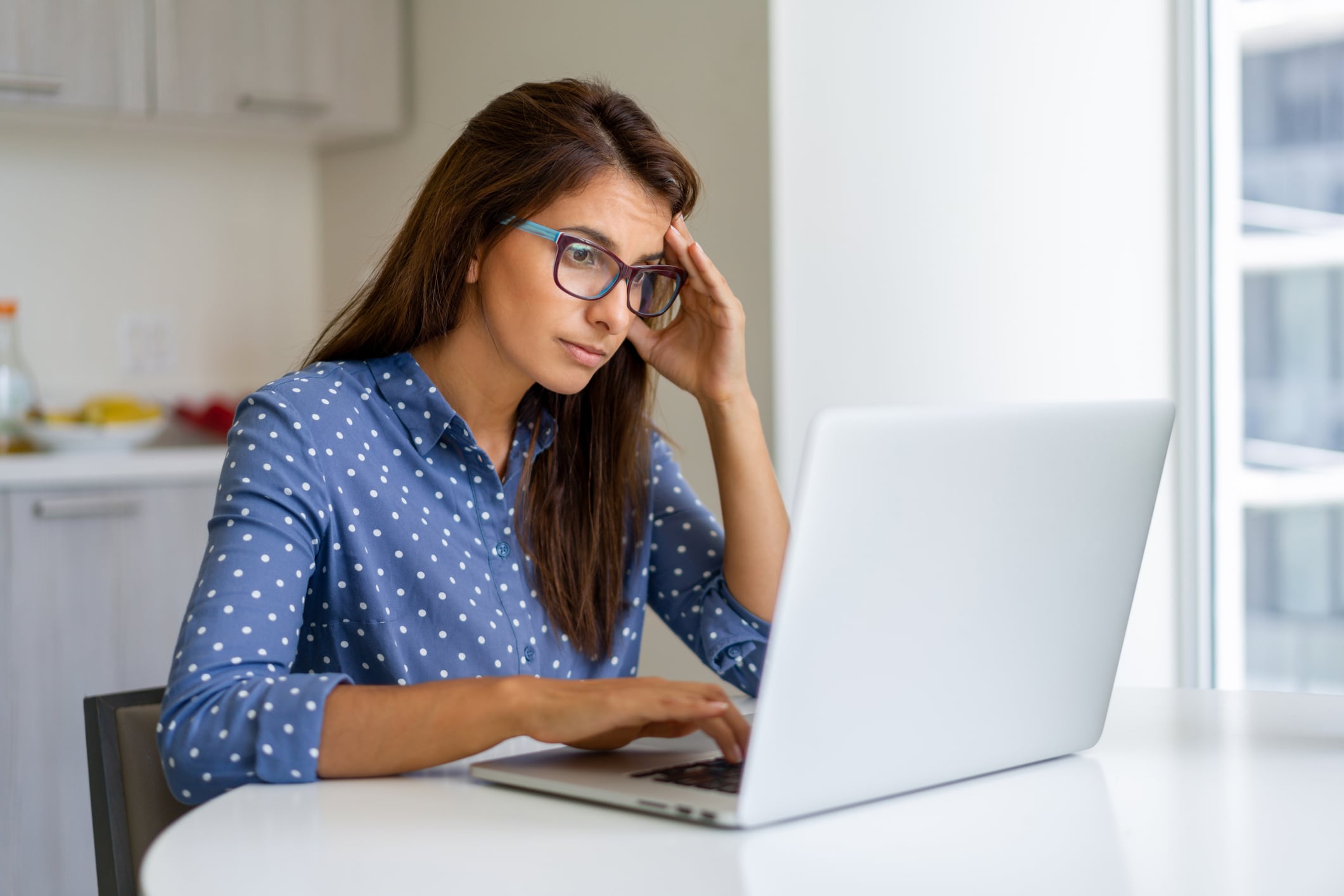 Las mujeres tienen más riesgo de desarrollar este síndrome porque tienen el túnel carpiano más estrecho y los cambios hormonales y la retención de líquidos durante el embarazo aumentan la presión sobre el nervio. Foto: Istock