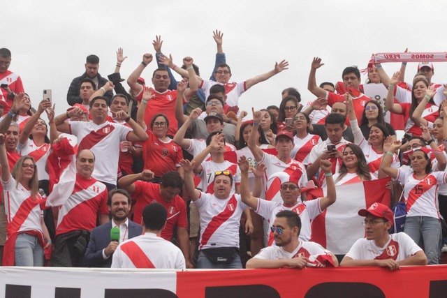 Hinchas peruanos alientan a la selección previo a su encuentro con Paraguay en Ciudad del Este. Foto: Alan Ramírez