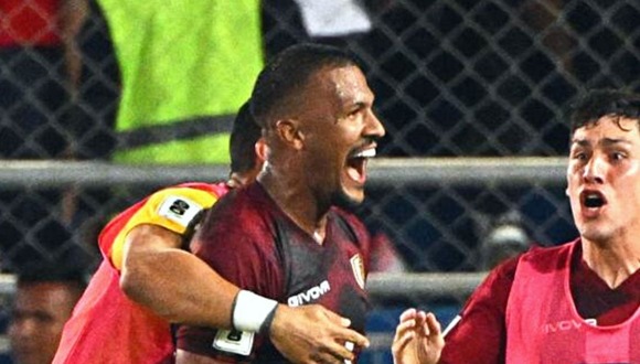Salomón Rondón festeja triunfo por aplio marcador ante Chile en Maturín (Foto: AFP)