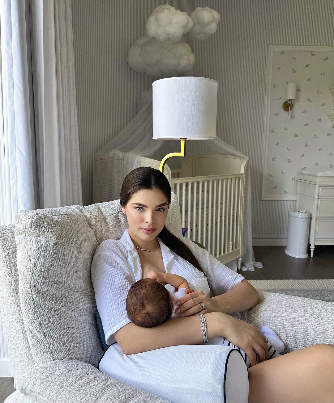 Nadia Ferreira junto a su bebé mientras le da de lactar (Foto: Nadia Ferreira / Instagram)