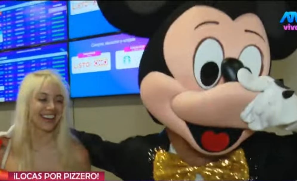 Mauricio Diez Canseco sorprende a su novia como Mickey Mouse. (Magaly Tv)