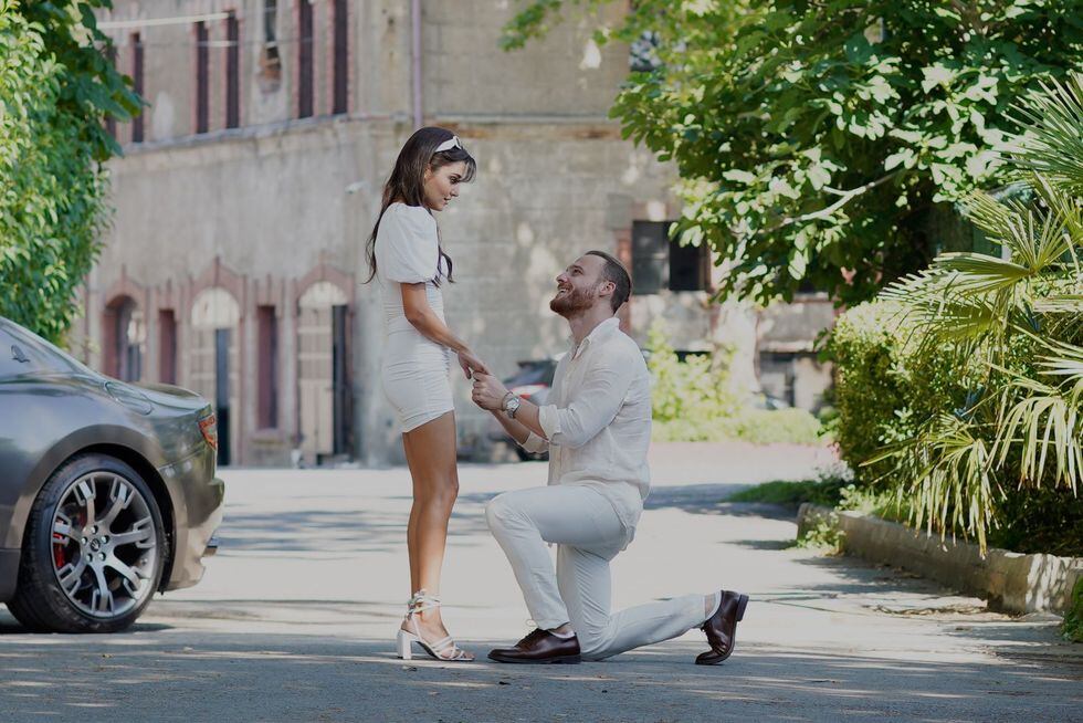 En España, la segunda temporada de “Love Is in the Air” se emite desde el pasado lunes 9 de agosto por Divinity a las 17:45 horas (Foto: MF Yapım)