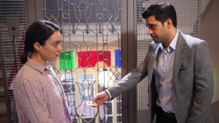 Gülben acepta salir a tomar un té con Esat (Foto: OGM Pictures)