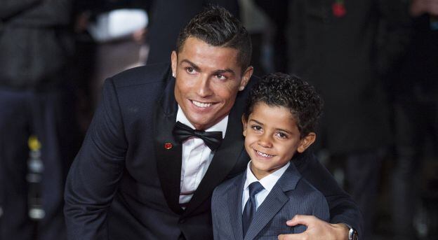 Cristiano Ronaldo a su hijo mayor. (Foto: AFP)