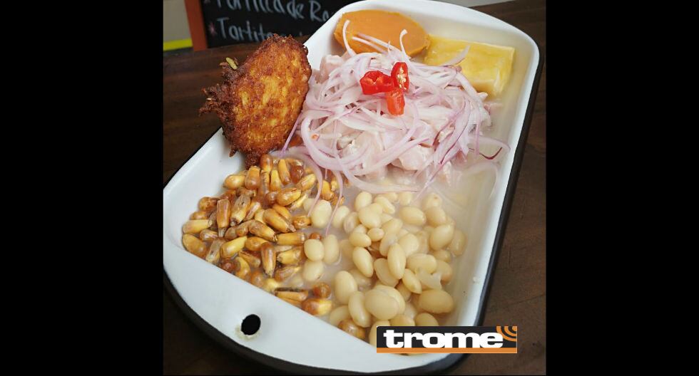 El cebiche norteño del restaurante 'Los Chiclayanos', con tollo, caballa y conchitas, acompañado de tortitas de choclo y chiringuito. Otra buena opción para el 'Día de la Canción Criolla'. (Trome / Isabel Medina)