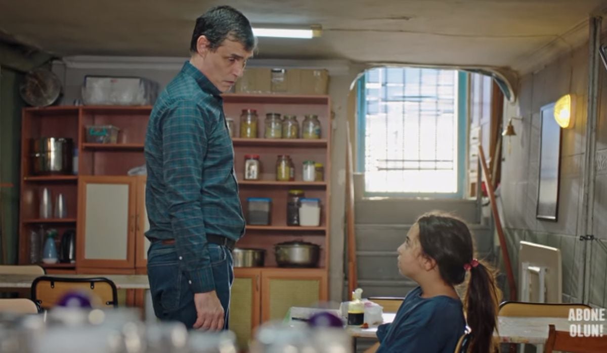 Mehir y Azul luego que la pequeña se peleara con unos niños en el parque (Foto: Una casa para Azul / MF Yapim / Medyapim)